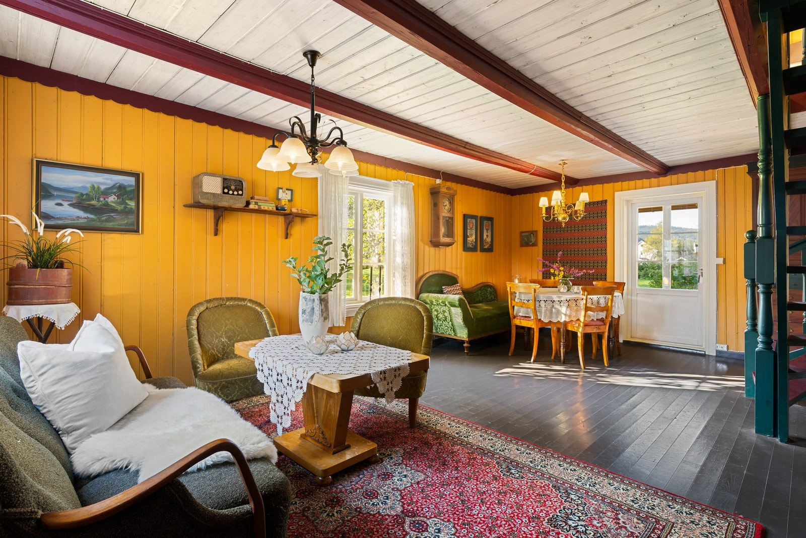 Den andre stua i masstua - med trapp opp til annen etasje og et lite konferanserom. Galleribilde