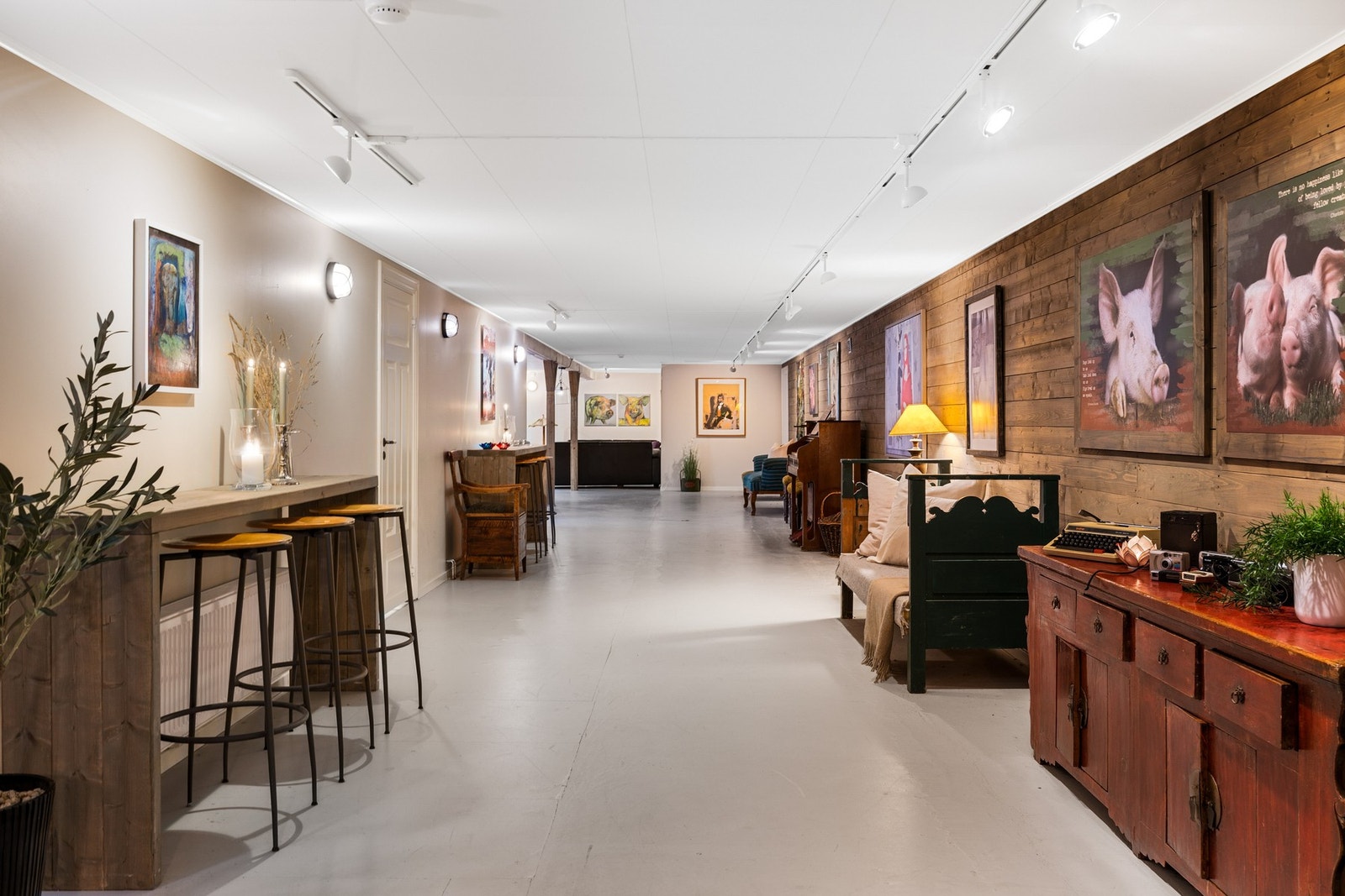 Bred gang fra konferansesal til ei romslig stue i fjøset. Galleribilde