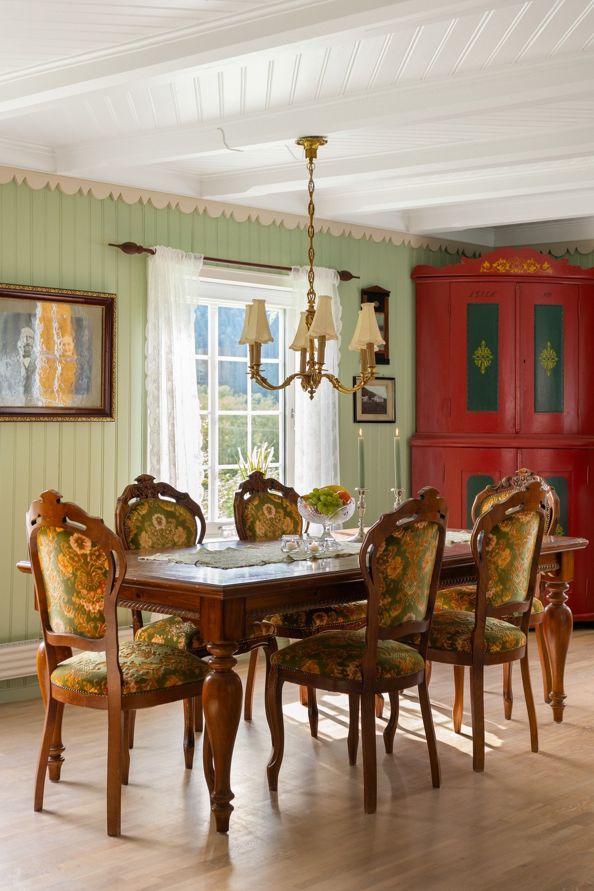 Trepanel og takbjelker sammen med rustikke hjørneskap gir et sus av fordums tider. Galleribilde