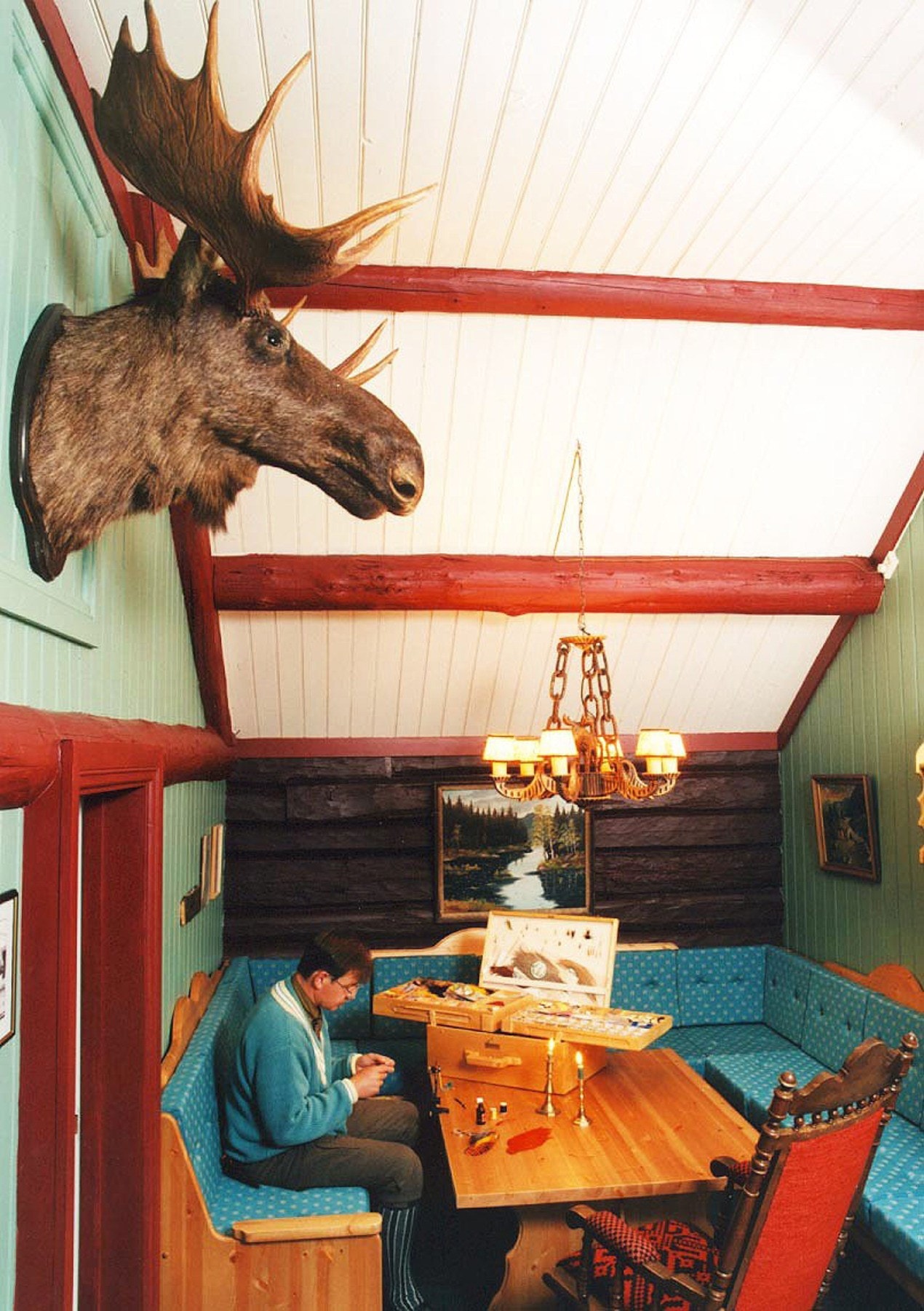 En laksefisker binder sine fluer på Elgrommet i masstua. Galleribilde