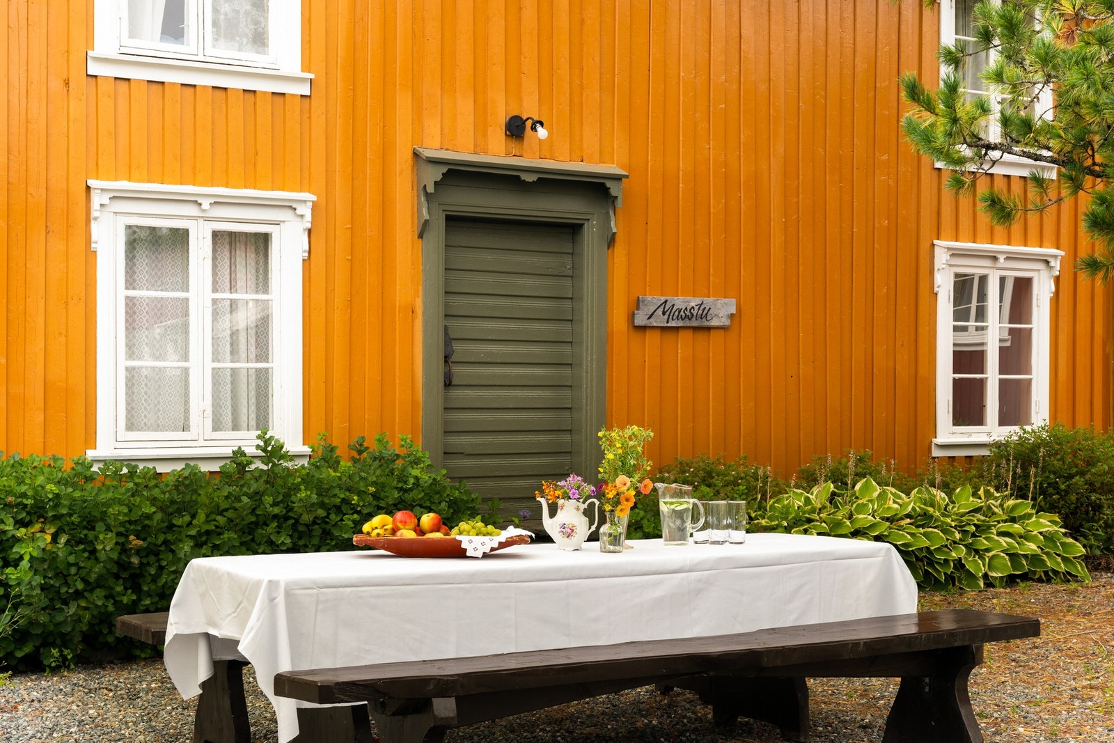En av fire sittegrupper på gårdsplassen. Galleribilde