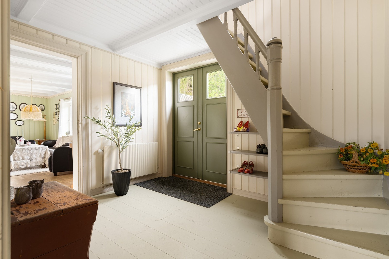 Velkommen inn! Gang med opprinnelig trapp. Galleribilde