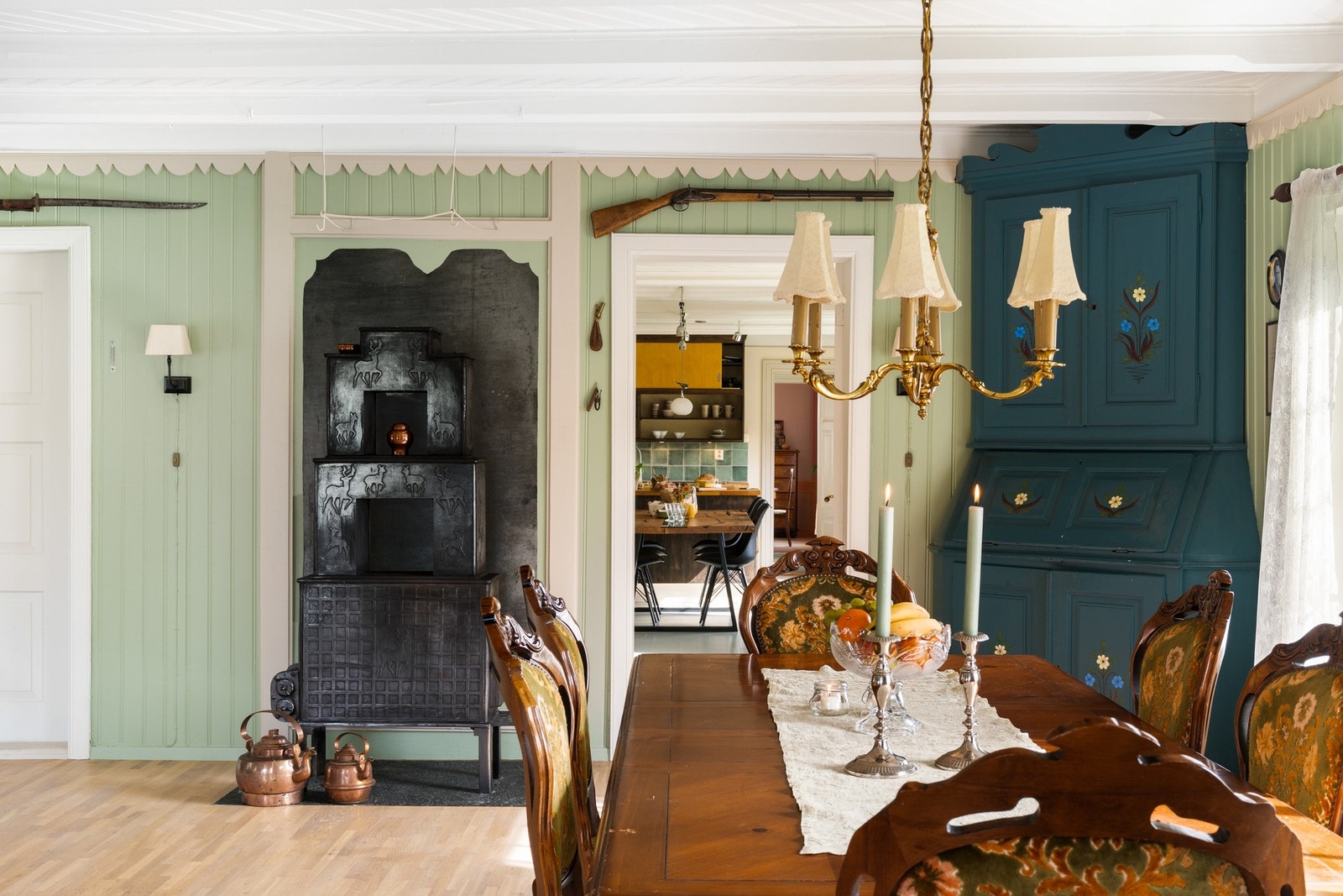 Fra storstua har du gjennomsyn i hele første etasje - kjøkken, gang og stue. Galleribilde