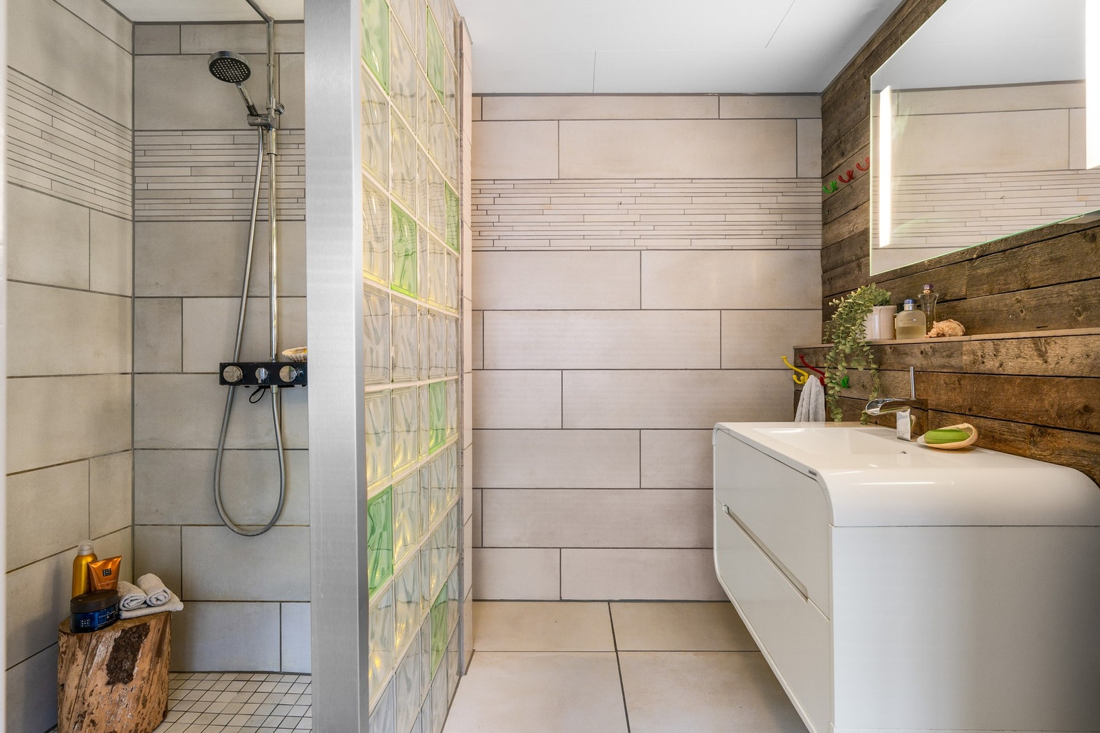 Når du går fra TV-stua kommer du til et lite bad med romslig dusjnisje og fliser på golv og vegger. Galleribilde