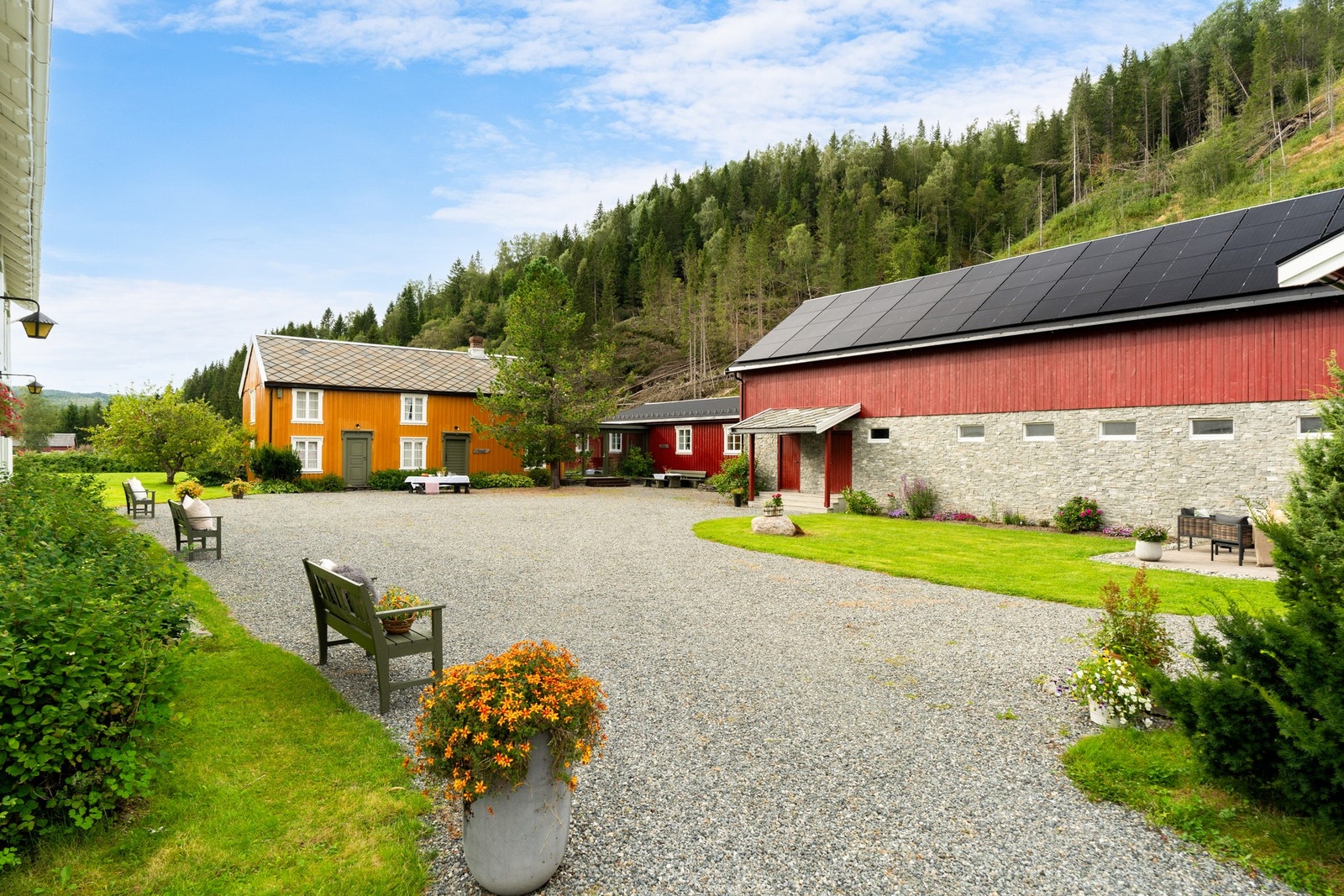 Gårdsplassen har bevart det klassiske trøndertunet. Galleribilde