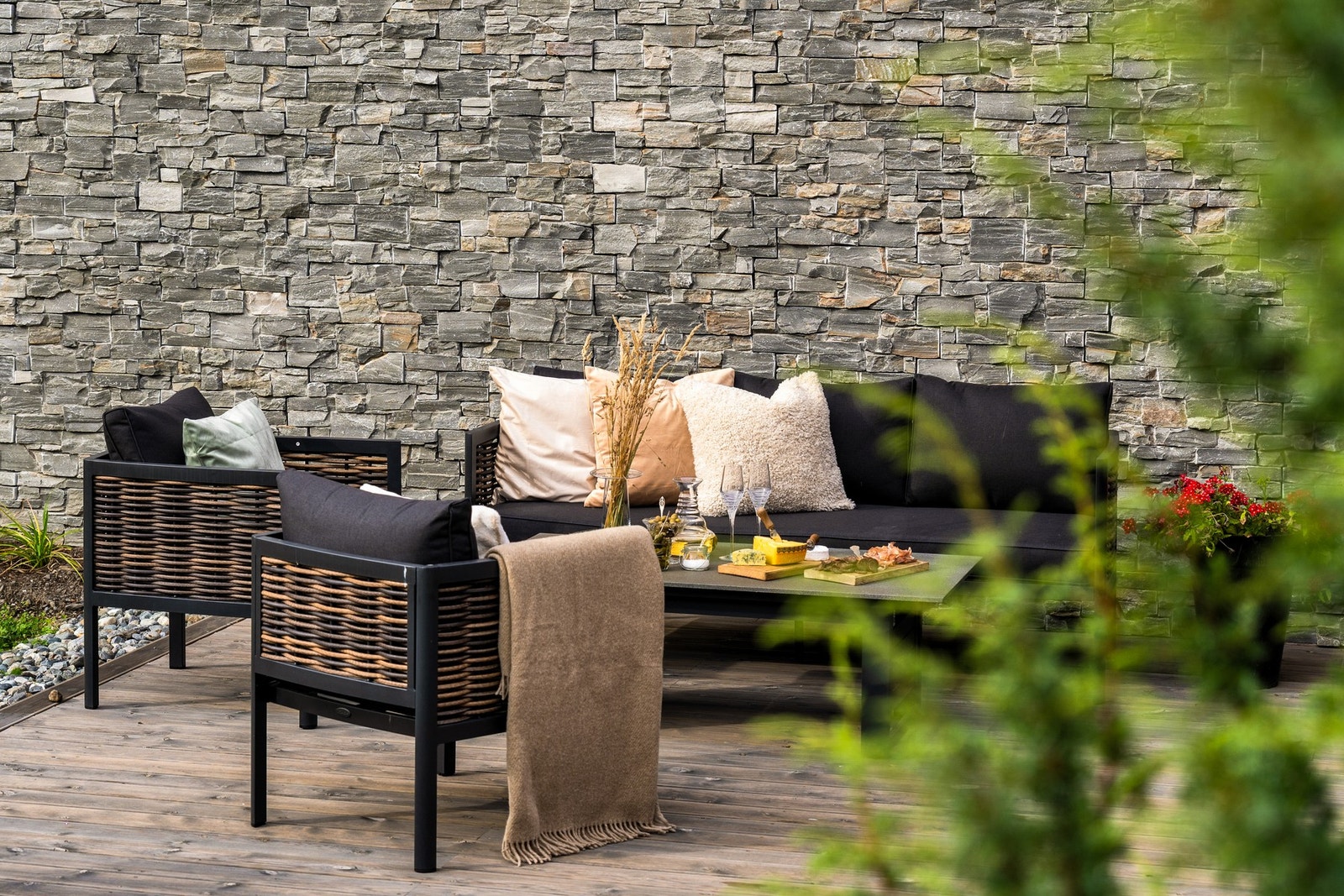 Uteplass i fjøsveggen med grill og sittegruppe for fine sommerdager. Galleribilde