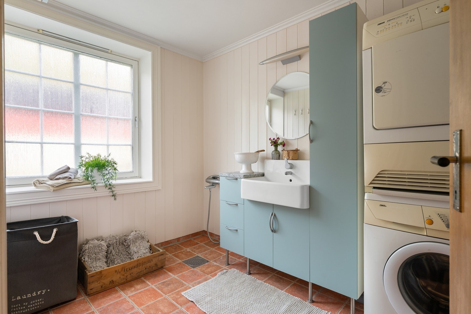 Fra kjøkkenet har du tilgang til et praktisk vaskerom. Galleribilde