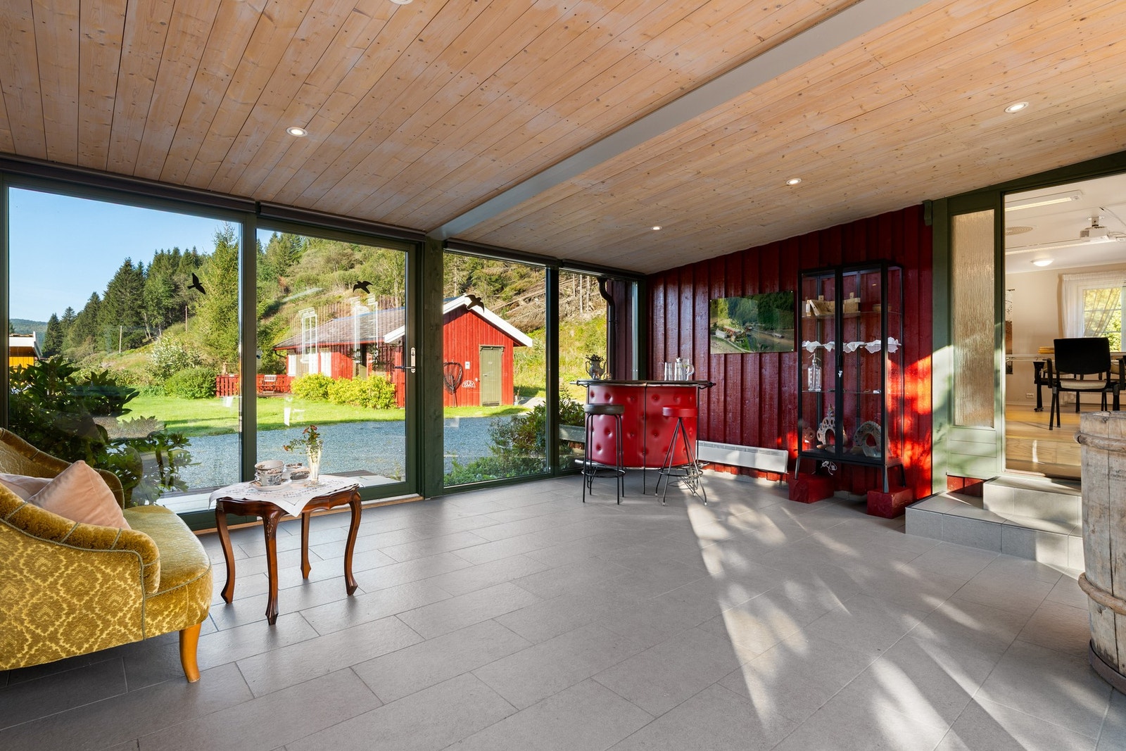 Velkommen til kurs/konferanse - en glassgang binder masstu og fjøset sammen. Galleribilde