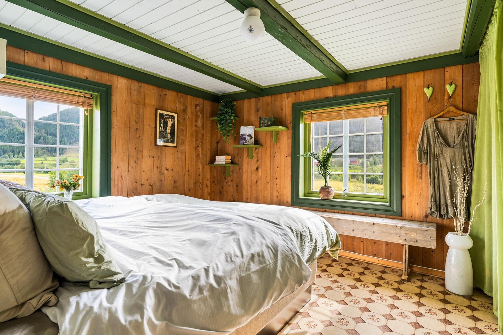 I øst-enden av 2.etasje finner du et soverom med opprinnelig trepanel på veggene. Galleribilde