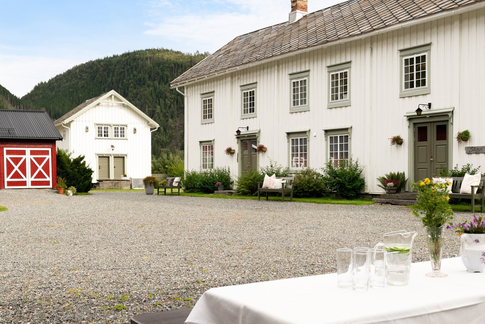 Fra fjøset ser du over til stabburet som også er bygget om til gjesterom. Galleribilde