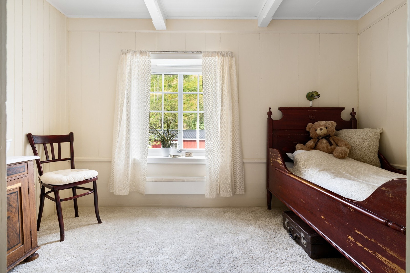 Så følger enda et lite soverom med vindu ut mot gårdsplassen. Galleribilde