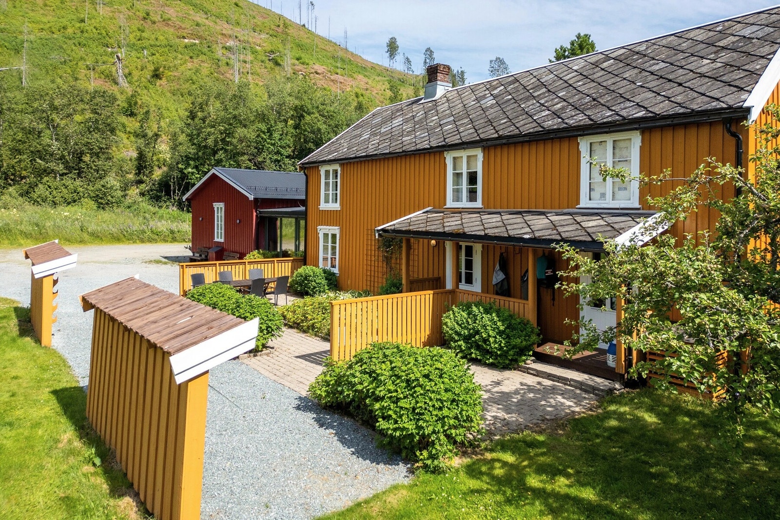 Om sommeren bor det laksefiskere i den gamle masstua på gården. Galleribilde