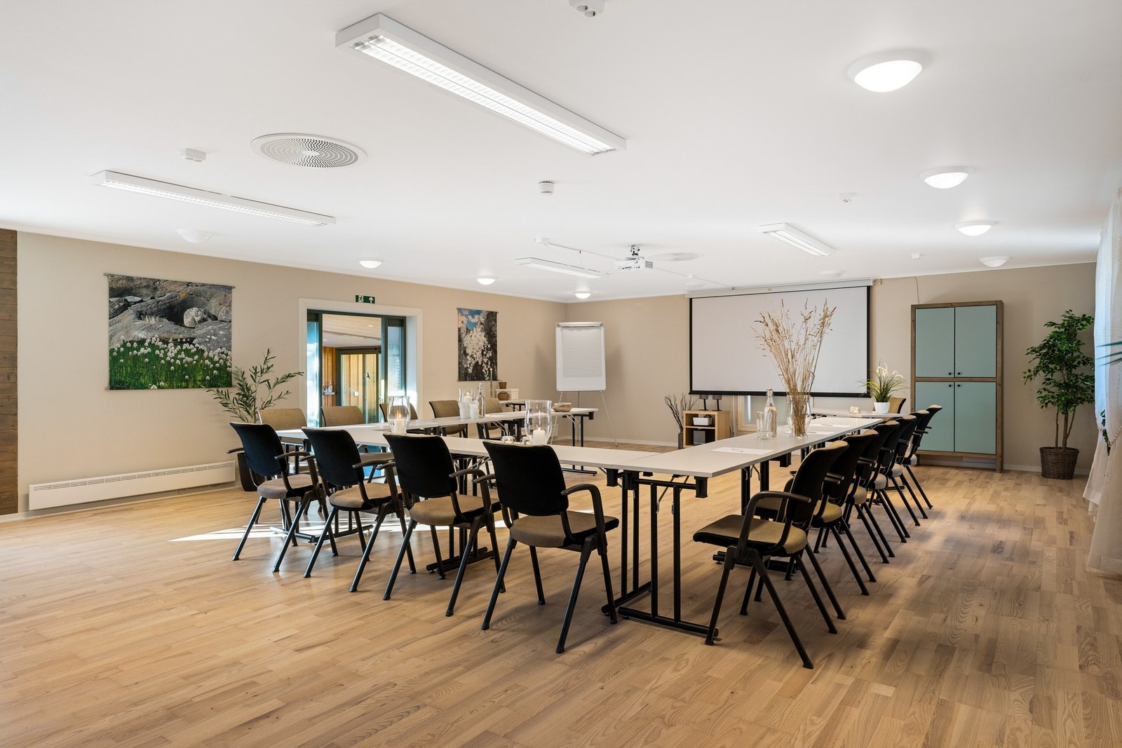 Et godt konferanserom i fjøset med plass til 40 personer i klasseromoppsett. Galleribilde