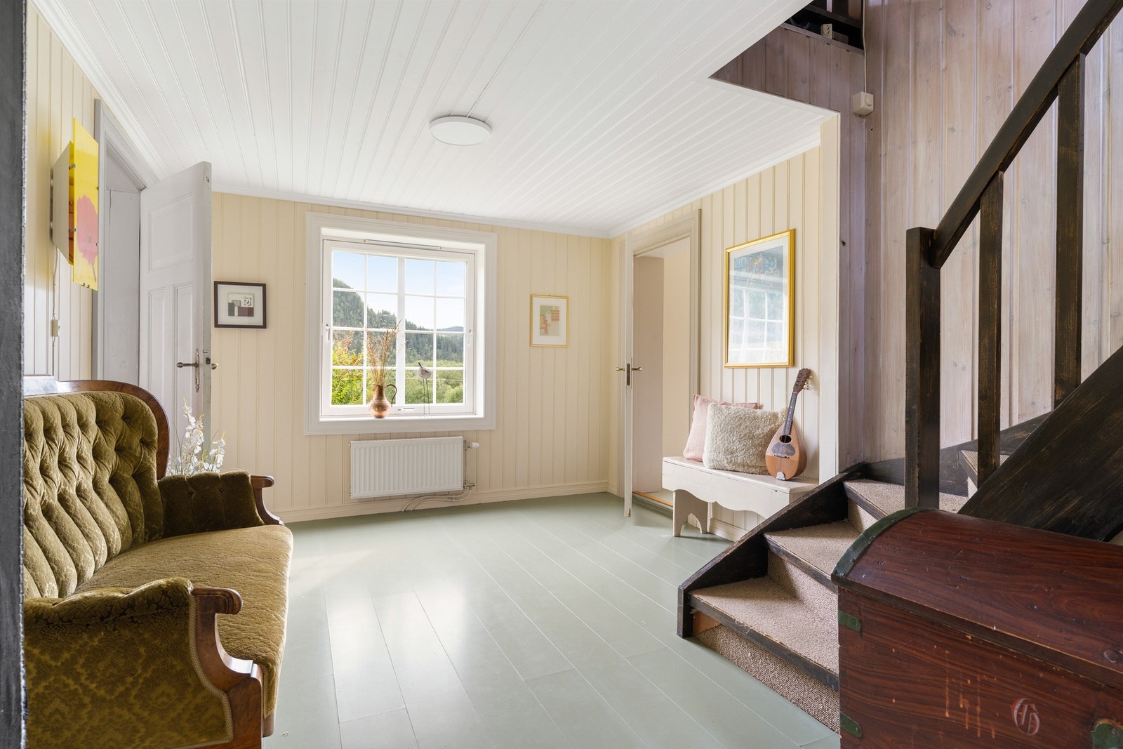 Mellom kjøkkenet og stua har du enda en gang fra bygningens andre inngangsdør. Galleribilde