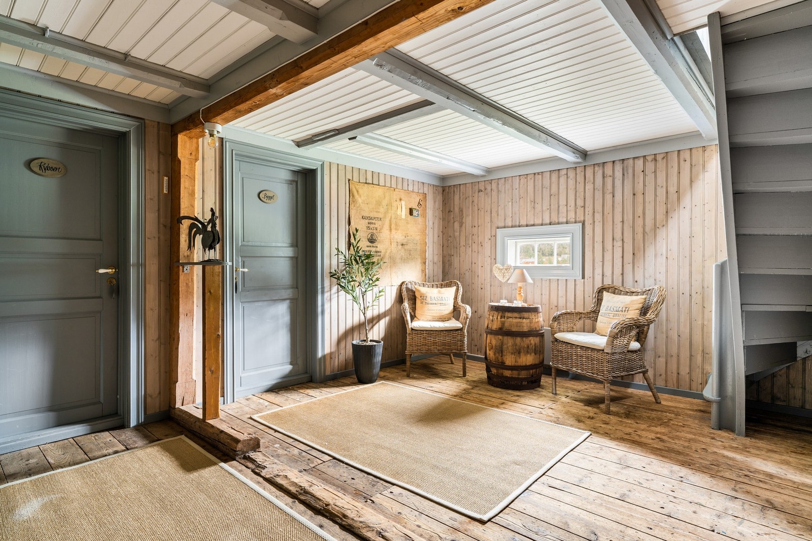 Når du kommer inn på stabburet blir du møtt av rustikk sjarm. Gjenbruk av gamle materialer og med to av fire soverom i første etasje. Galleribilde