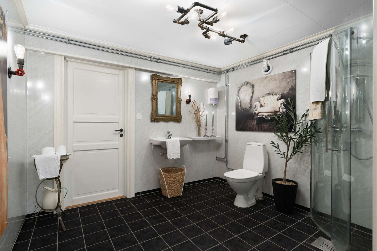 Et bad ligger i nærheten av konferanserommet. Galleribilde