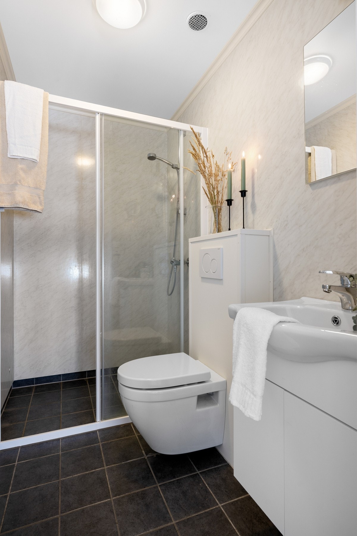 Gjesterommene i fjøset har bad tilhørende rommet. Galleribilde