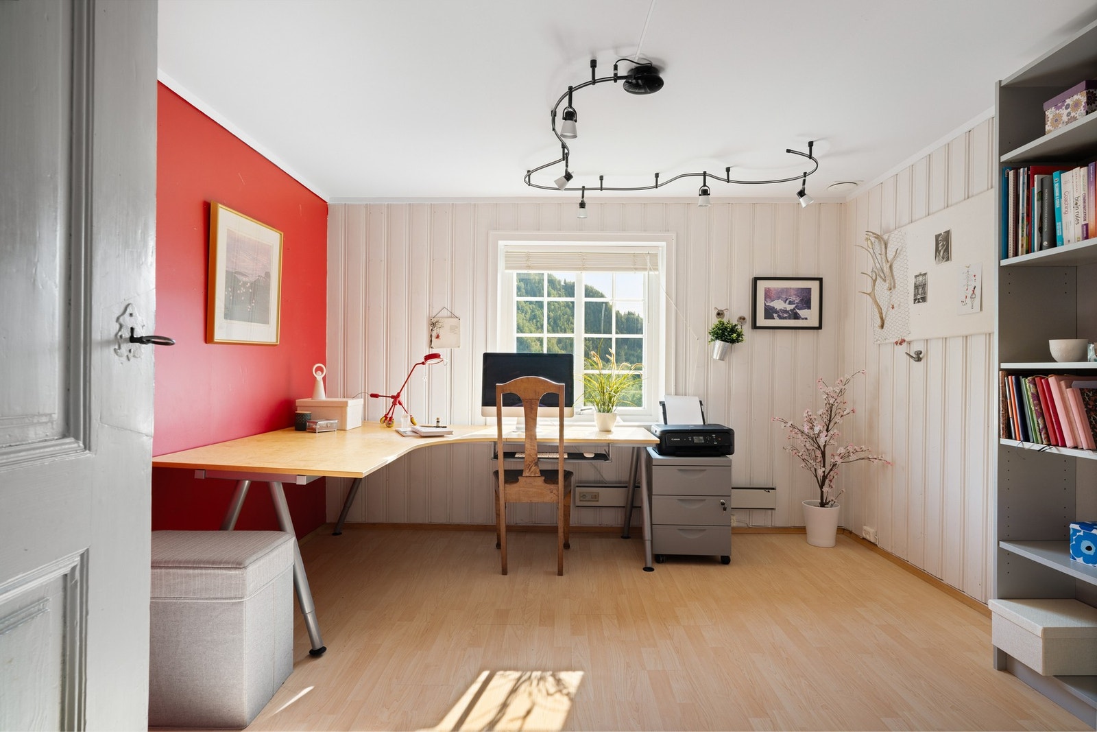 Midt i bygningen i 2.etasje finner du enda et kontor. Galleribilde