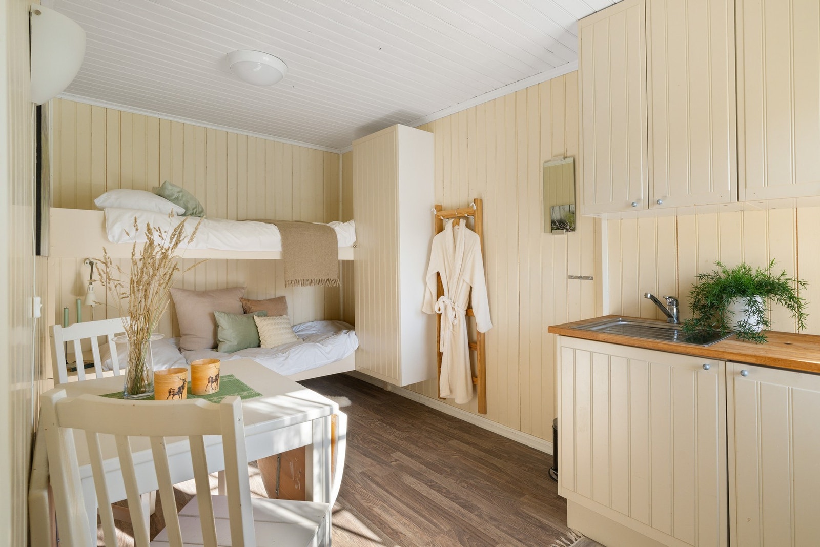 Det er tre gjesterom i annekset med navn etter skogens dyr - her fra "Hjorten" som også er innredet med et minikjøkken. Galleribilde