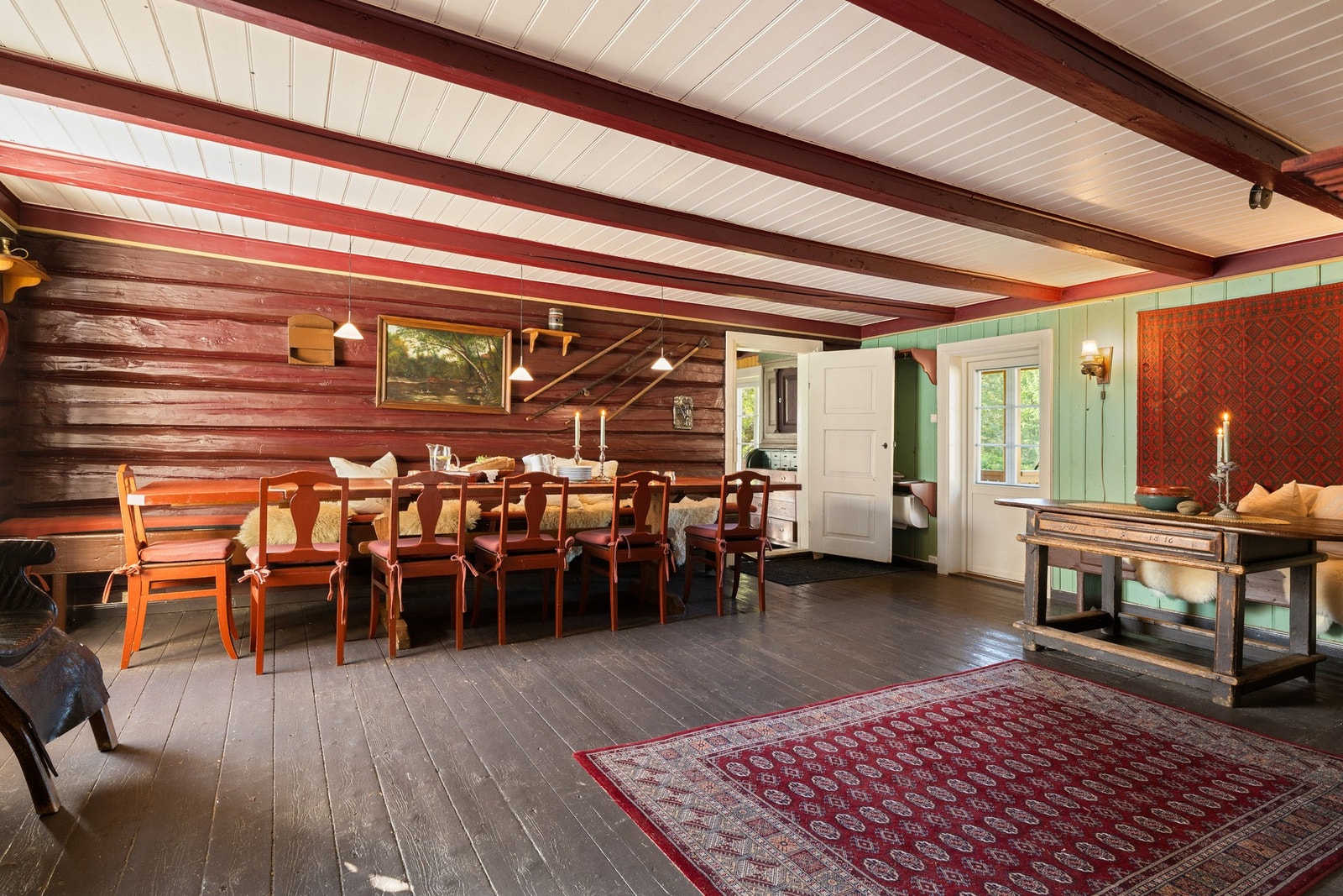 I masstua samles gjestene til langbord, tømmervegger og fyr i grua. Galleribilde