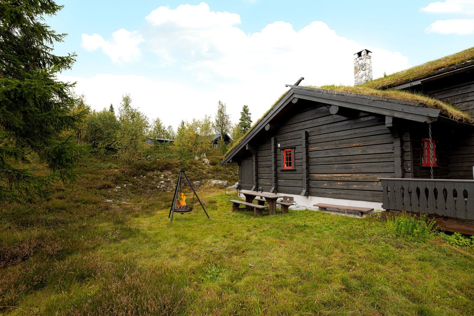 Bak hytta er det også en liten hageflekk hvor det er etablert en koselig bålpanneplass. Galleribilde