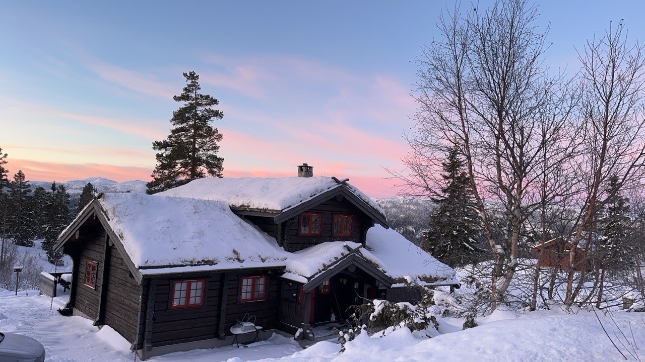 I vintersesongen kan man spenne på seg skia i hytteveggen og gå rett i skiløypa som starter rett over veien. Galleribilde