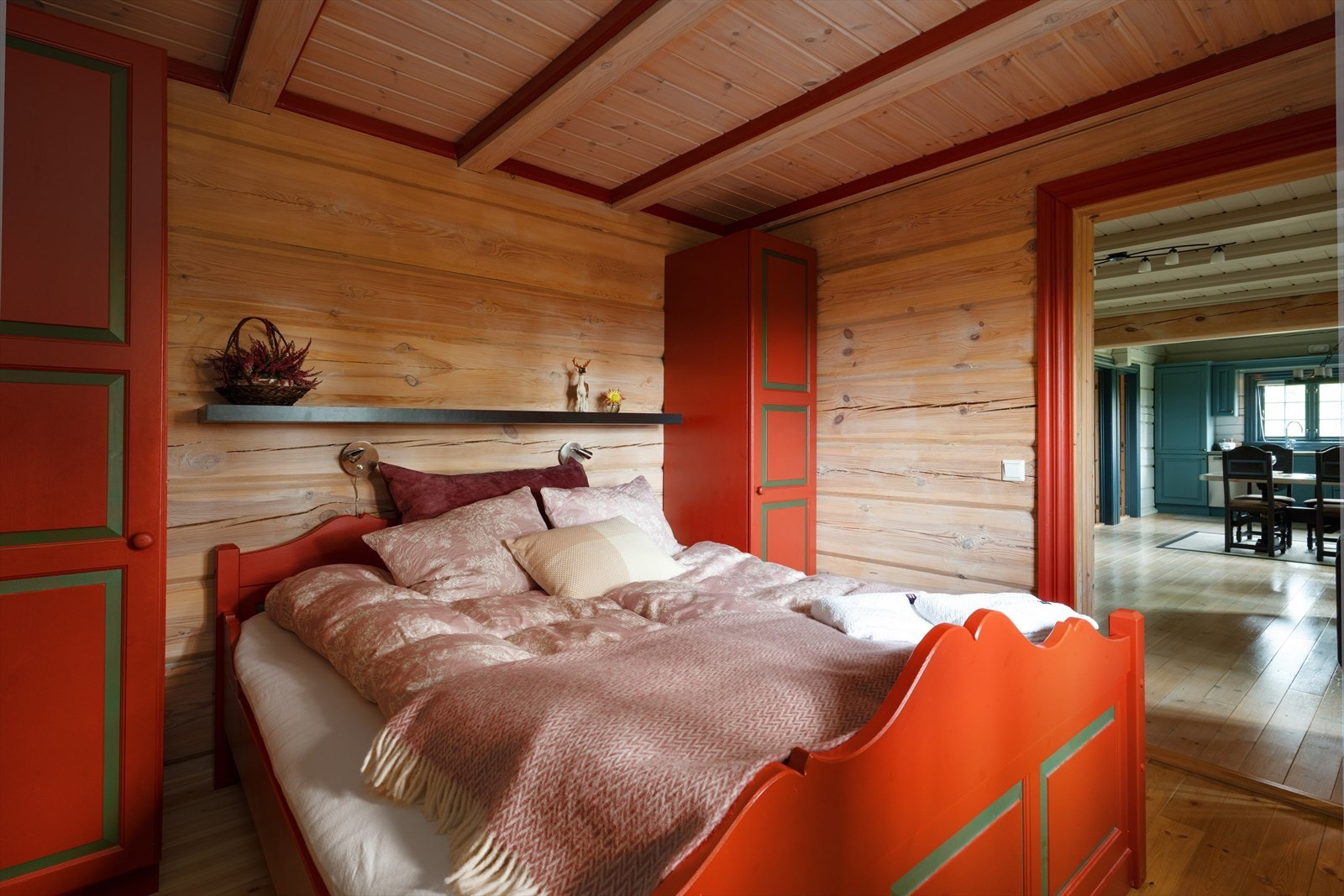 Tre av hyttas tilsammen fem soverom ligger på hovedplan. Hovedsoverommet ligger inntil stua, mens de to andre ligger ved kjøkkenet. Galleribilde