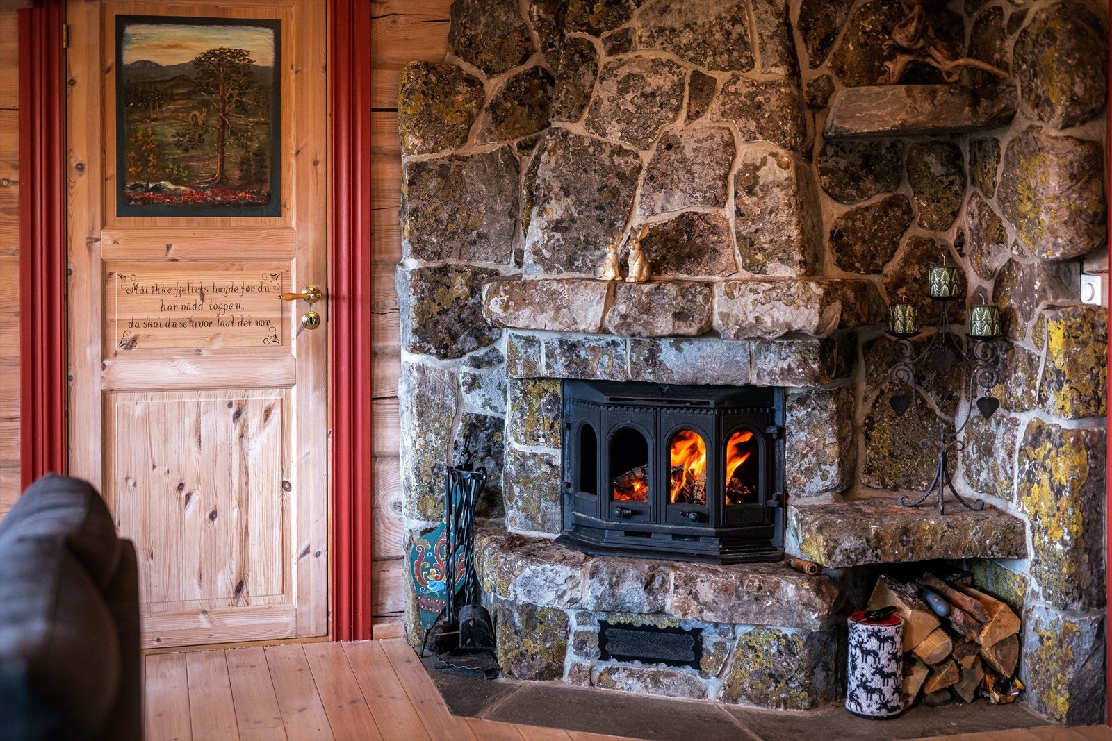 Her er det flotte pyntehyller og nisjer med oppbevaringsplass for ved. Galleribilde