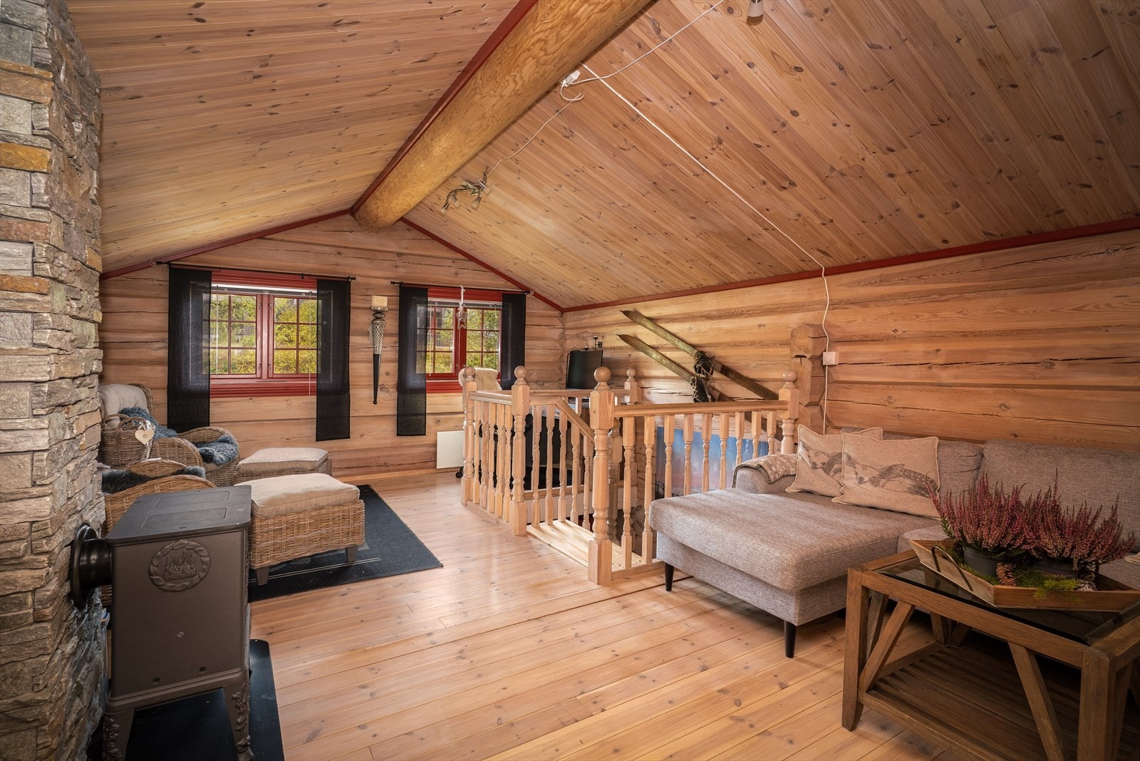 Den koselige loftstua har flere soner for møblering. Galleribilde