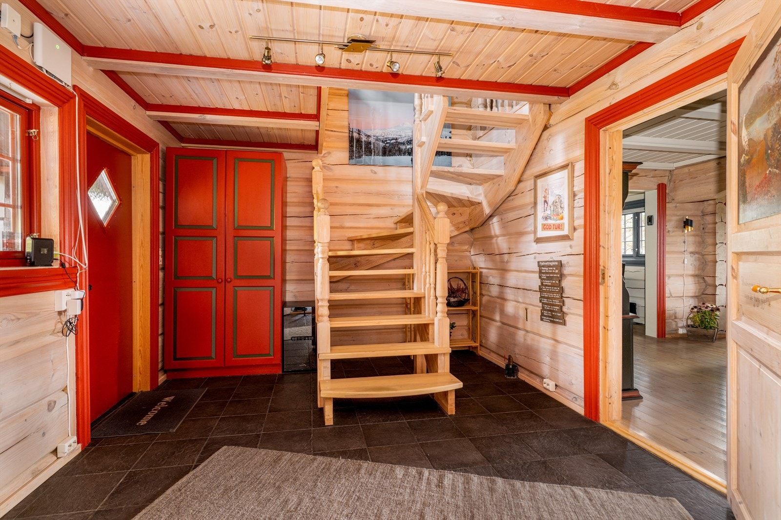 Gangen har flislagt gulv med varmekabler, med lafta vegger som for øvrig er gjennomgående i hele hytta. Herfra er det trapp opp til loftetasjen med hyggelig stue og to av hyttas tilsammen fem soverom. Galleribilde