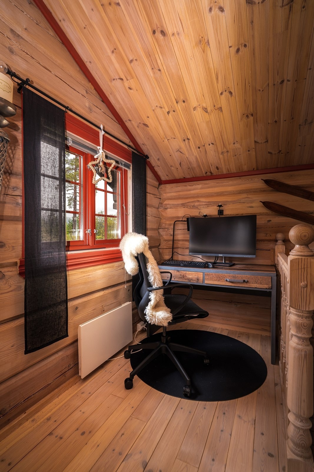 I den ene kroken er det etablert kontorløsning som gjør at man også kan jobbe fra hytta. Galleribilde