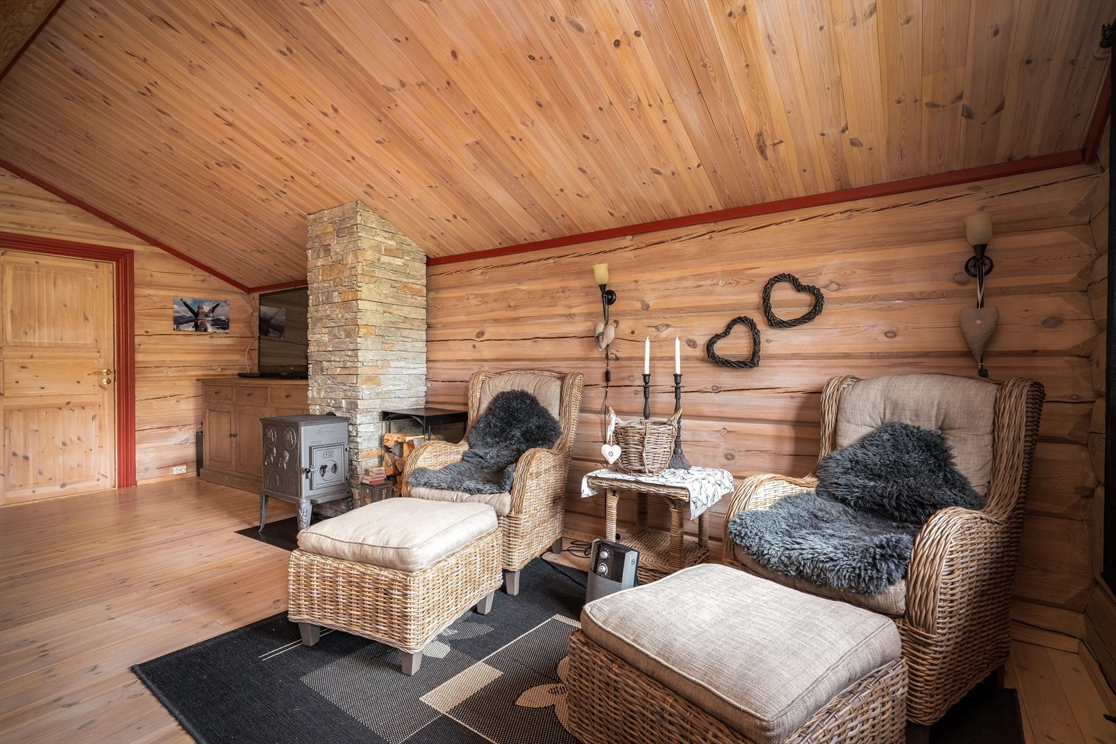 I tillegg til sofakrok hvor man kan samles for en hyggelig tv-kveld er det også plass til avslapningsmøblement. Galleribilde