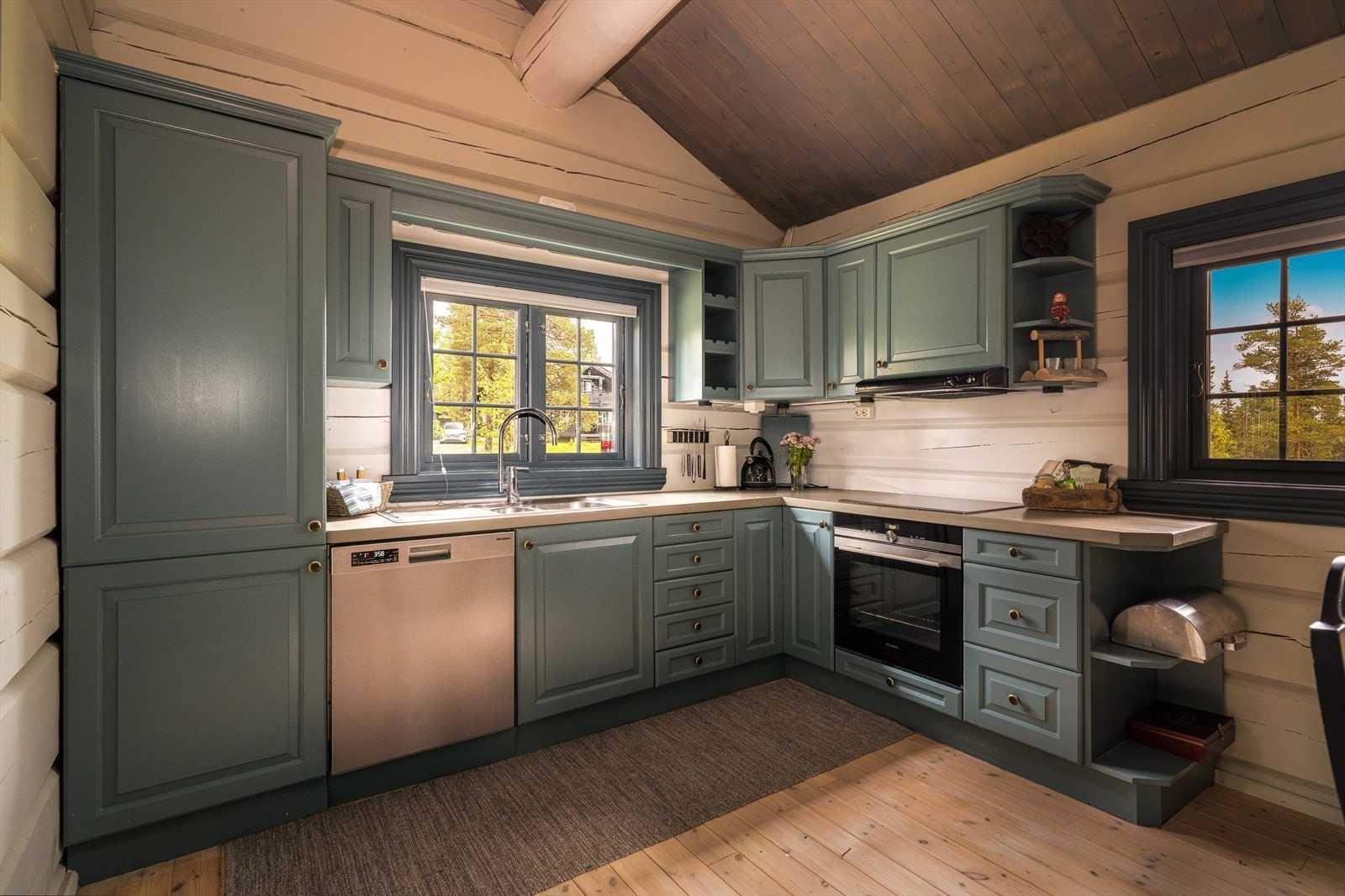 Kjøkkeninnredningen type Bondal har en delikat grønn fargetone, med plass til alt man måtte trenge på hytta. Kjøkkenet har hvitevarer som oppvaskmaskin, induksjon koketopp, stekeovn og kjøl/fryseskap. Galleribilde