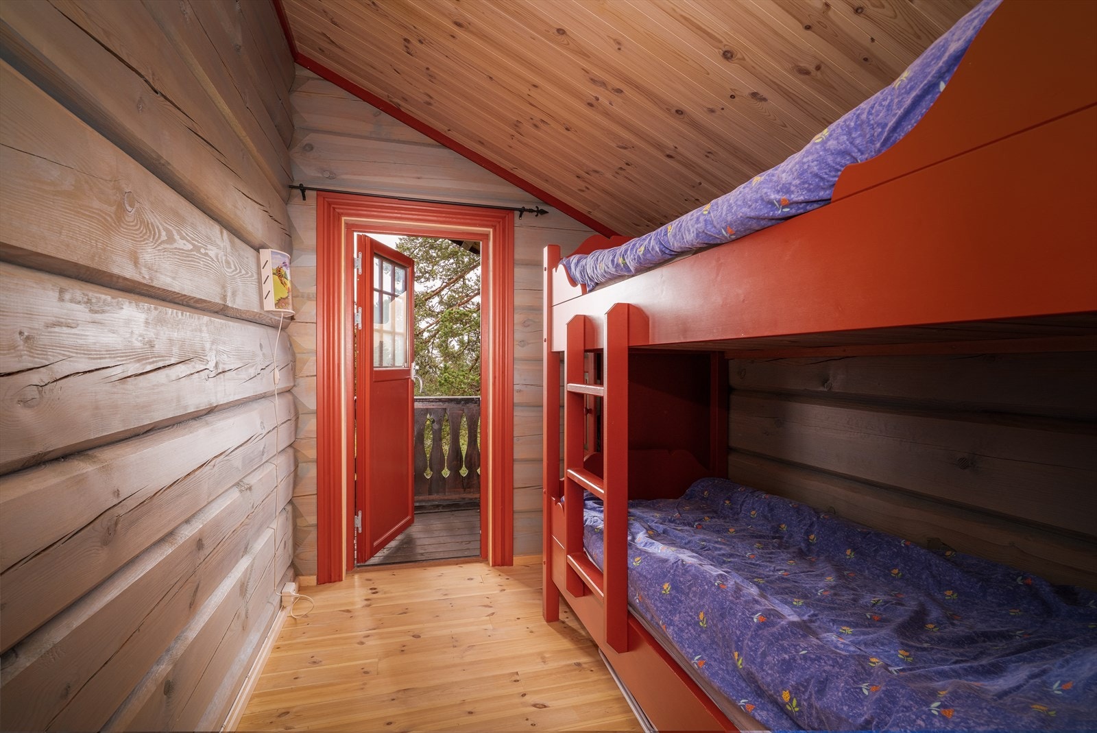 Begge soverommene har utgang til vestvendt, overbygget balkong. Galleribilde