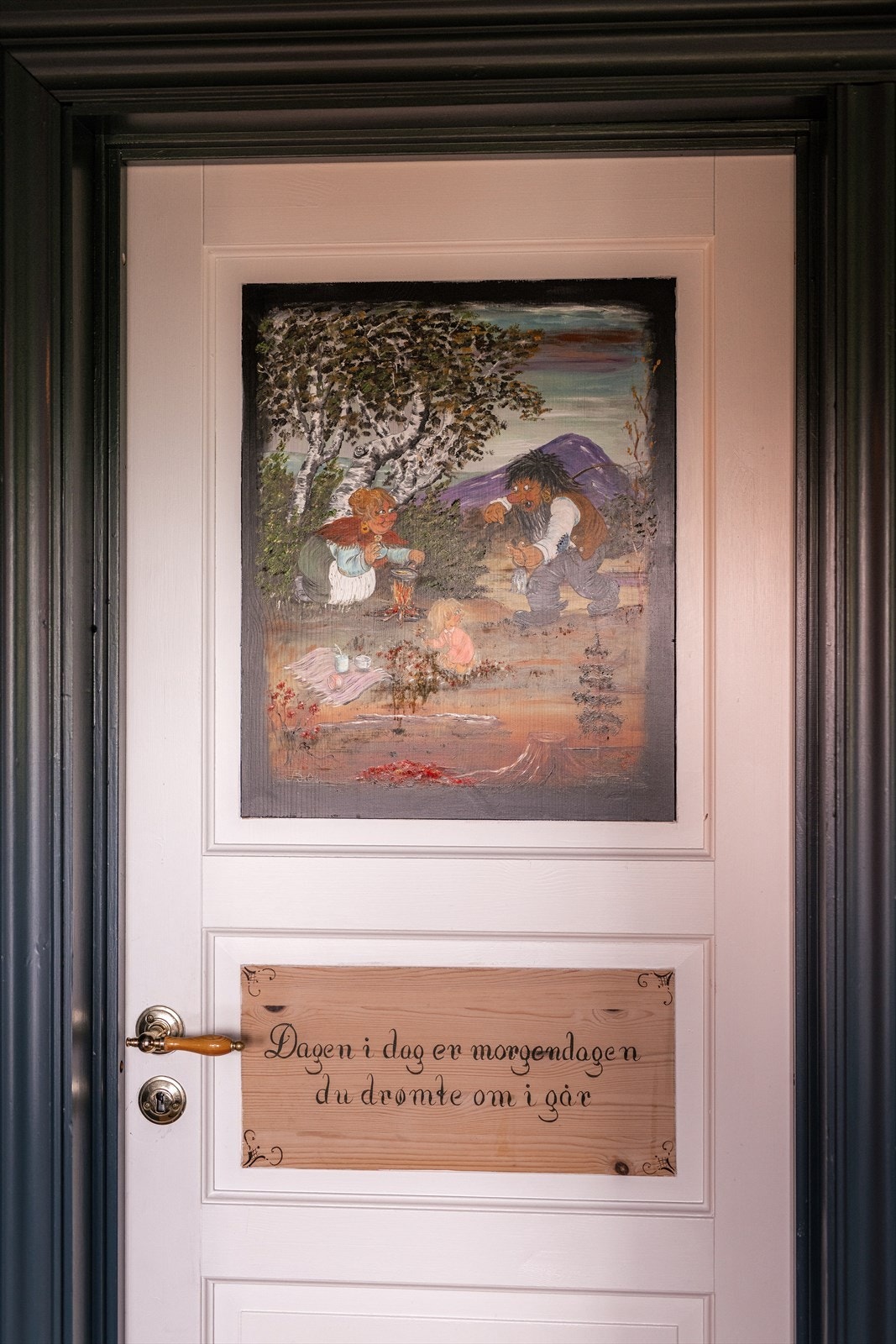 Legg også merke til de forseggjorte soveromsdørene med flotte malerier og meningsfulle tekster. Galleribilde