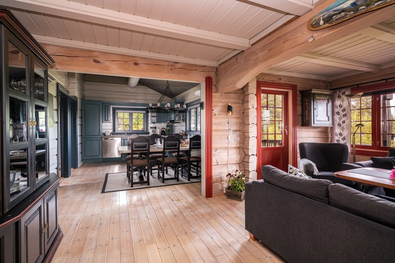 Lys og romslig stue med åpen løsning inn mot kjøkkenet. Galleribilde