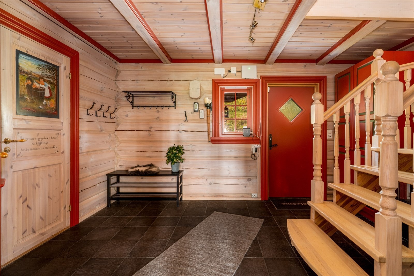 Hytta har et stort gangareal hvor det er god plass til sko- og ytterklær både i garderobeskapet og på fastmonterte knagger. Galleribilde