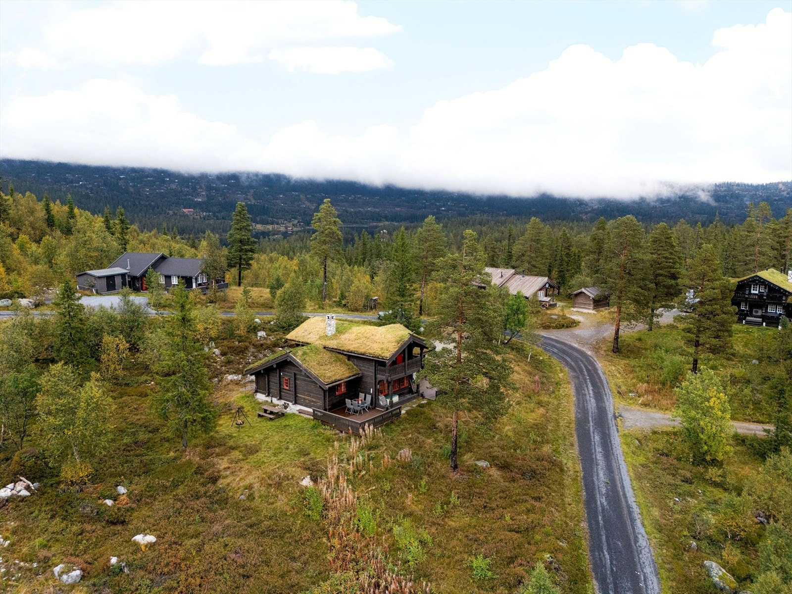 Området består av spredt fritidsbebyggelse og rundt hytta finnes det skogkledde lier og vakker natur så langt øyet kan se! Galleribilde