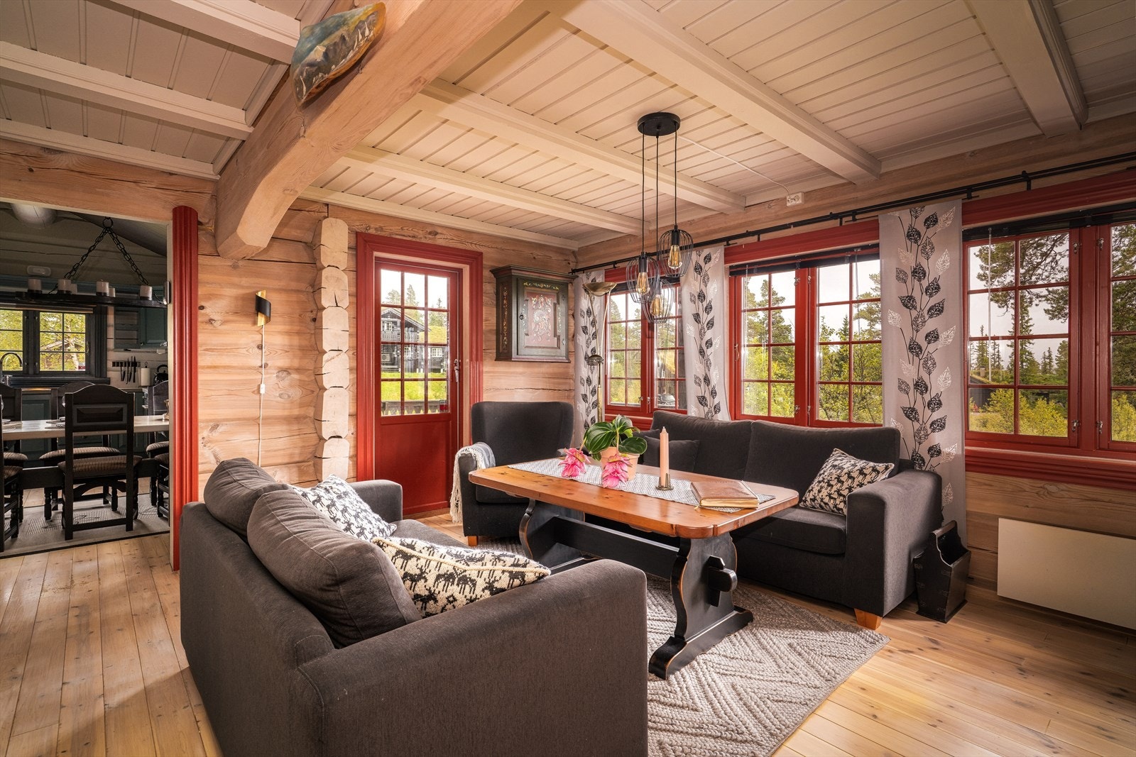 De mange vestvendte vindusflatene tilfører godt med naturlig lys. Galleribilde