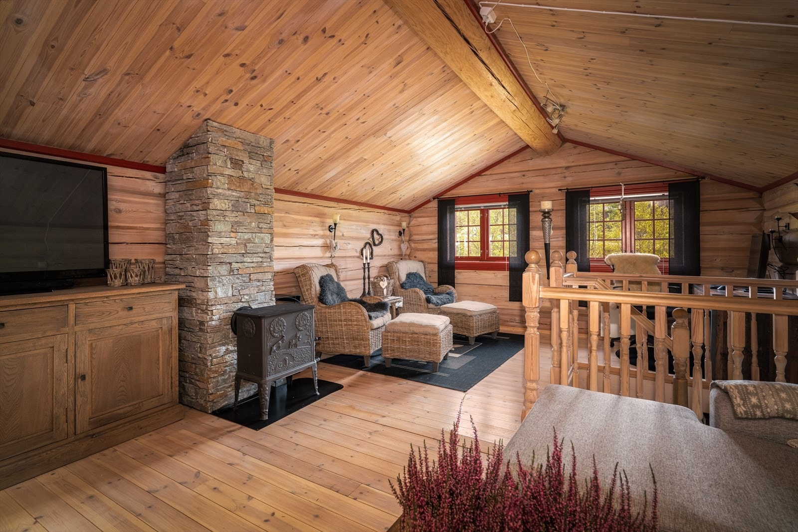 Også her er det fyringsmuligheter, i vedovn med vakre detaljer og skiferlagt brannmur. Galleribilde