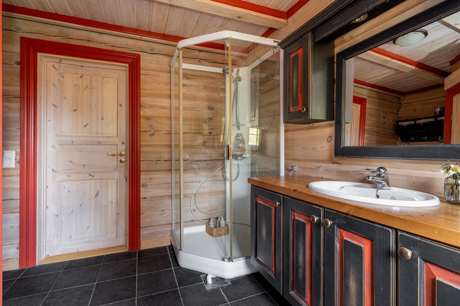 Badet er også innredet med dusjkabinett og toalett. Galleribilde