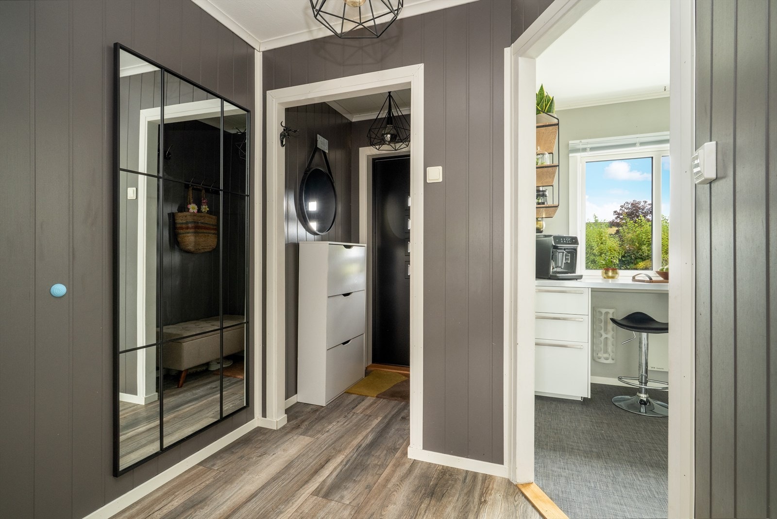 I 1. etasje er det lagt nytt laminat på gulv, samt malt overflater i 2023. Galleribilde