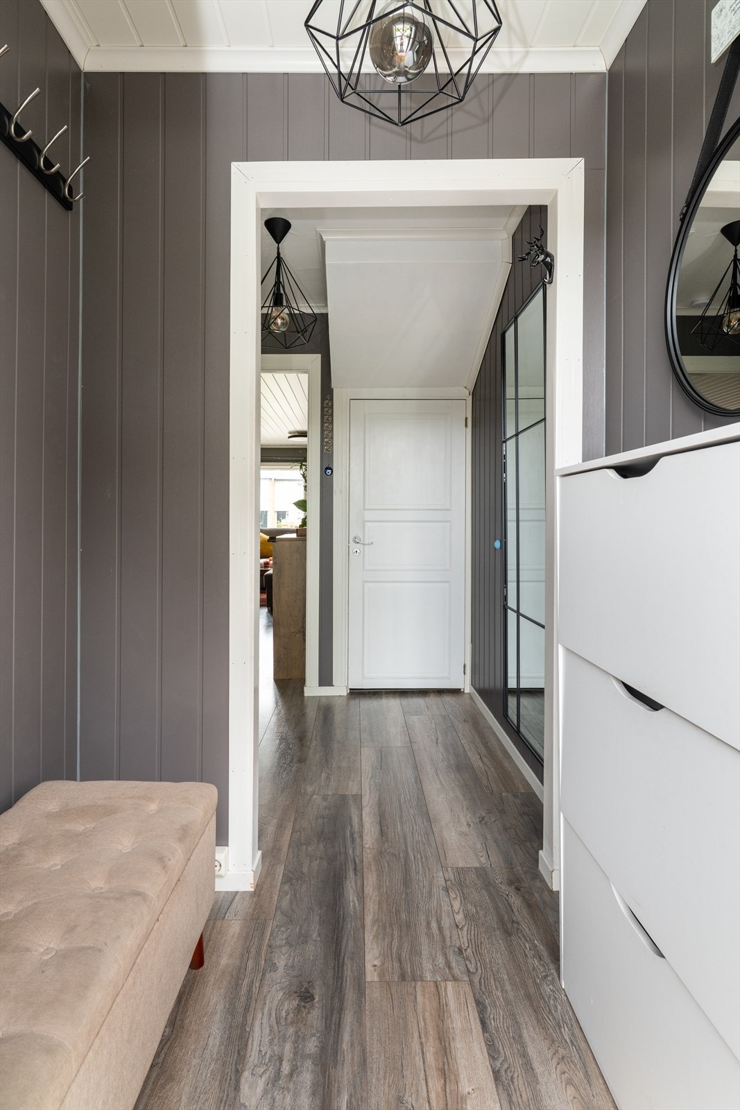 Velkommen inn til hyggelig vindfang/ entre med fin plass til å henge fra seg yttertøy. Galleribilde