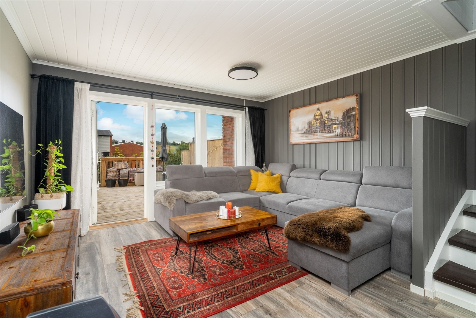 Stue med store vindusflater som slipper inn rikelig med naturlig lys. Galleribilde