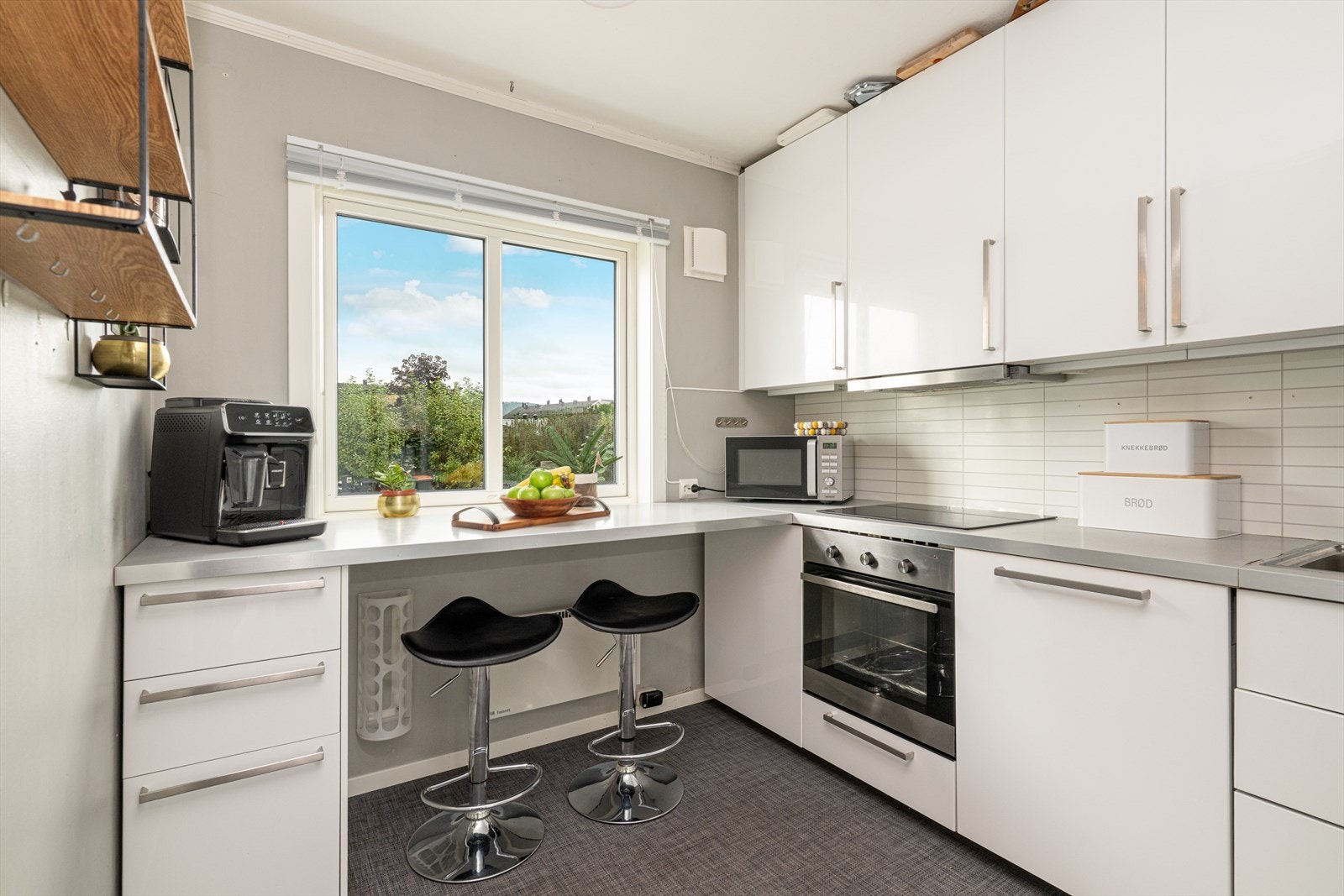 På kjøkkenet er det hyggelig spiseplass i forbindelse med vindu. Galleribilde