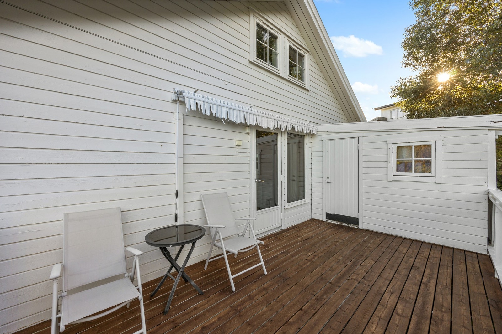 Utgang til veranda - 14 kvm. Videre adkomst inn til utvendig bod på 8 kvm. Galleribilde