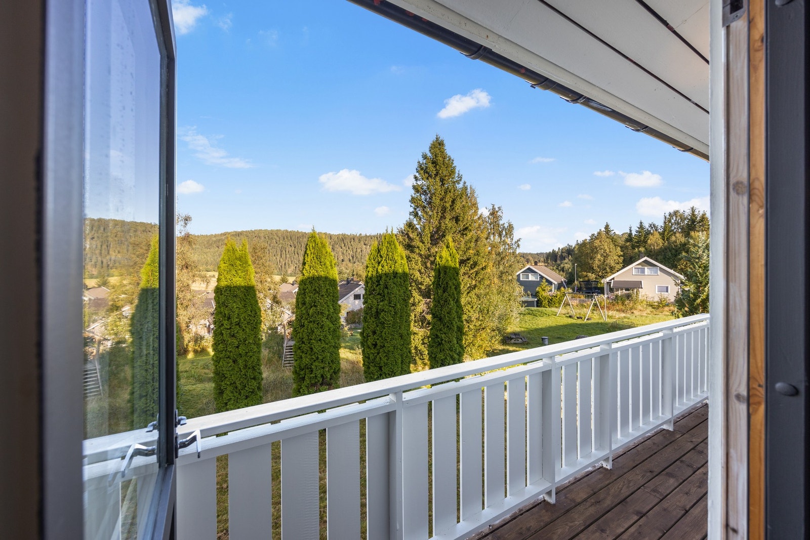 Fra spisestuen er det utgang til veranda Galleribilde