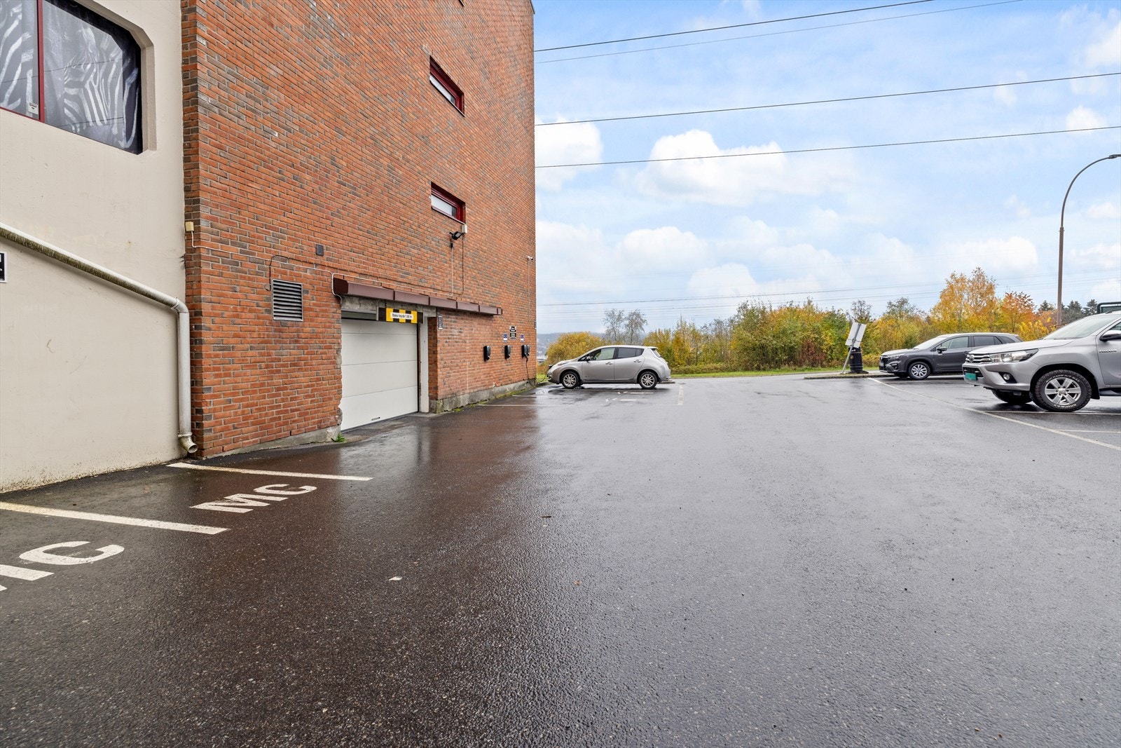 Borettslaget har flere utvendige parkeringsplasser samt felles garasjeanlegg Galleribilde