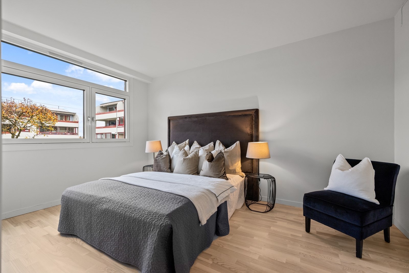 Ved siden av stuen er det stort soverom med plass til dobbeltseng og nattbord på hver side hvis ønskelig Galleribilde