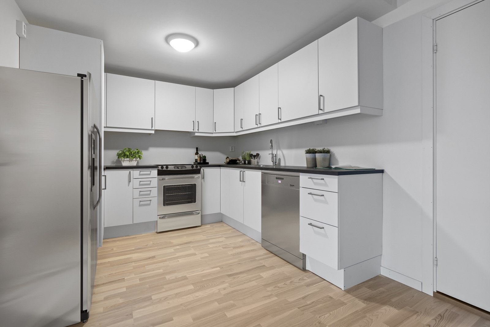 Digitalt stylet. Her er det rikelig med skap og benkeplass Galleribilde